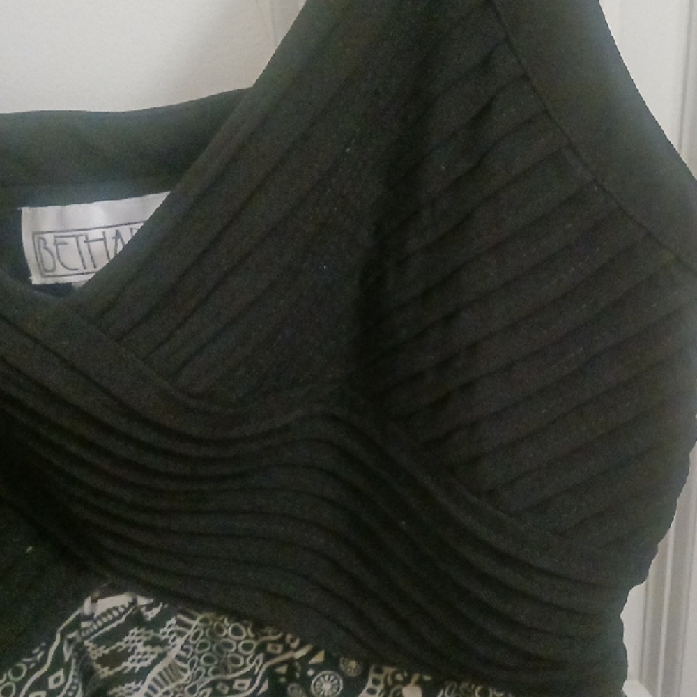 Elegant Black and Gray Patterned Maxi Dress - Picture 3 of 10